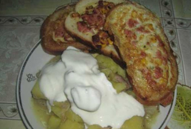 Тушеная картошка и горячие бутерброды