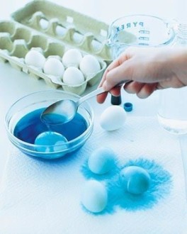 окрашиваем яйца в один цвет