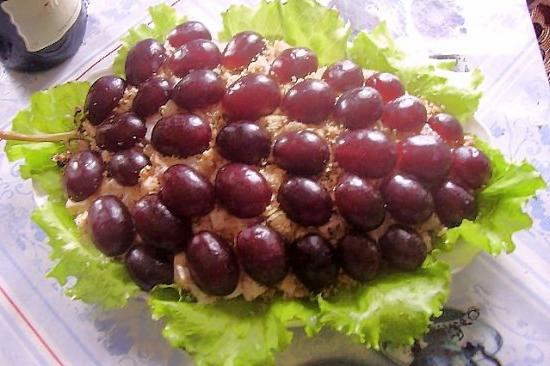 салат с виноградом