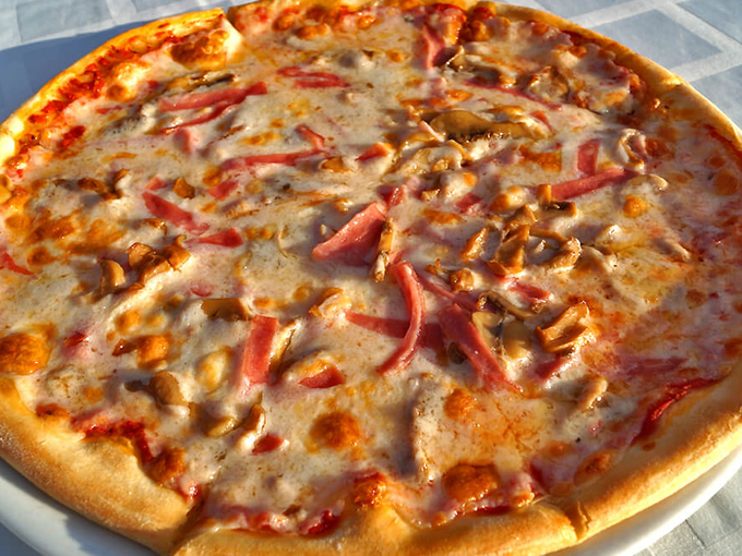 Пицца с тунцом и маслинами