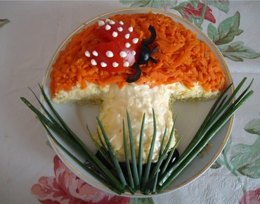 Рецепт слоеного салата с грибами Грибочек