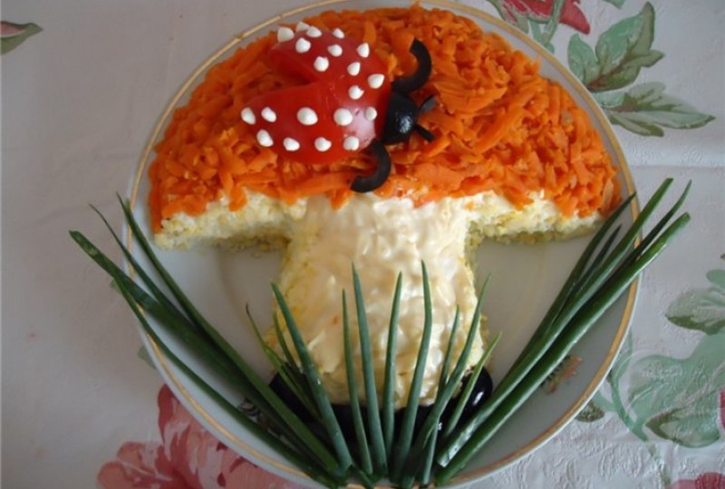 Рецепт слоеного салата с грибами Грибочек