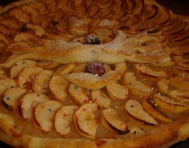 Пирог слоеный с яблоками