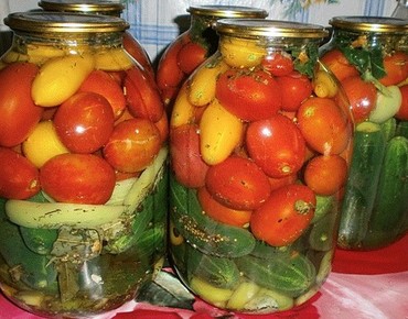 Ассорти из огурцов и помидоров на зиму