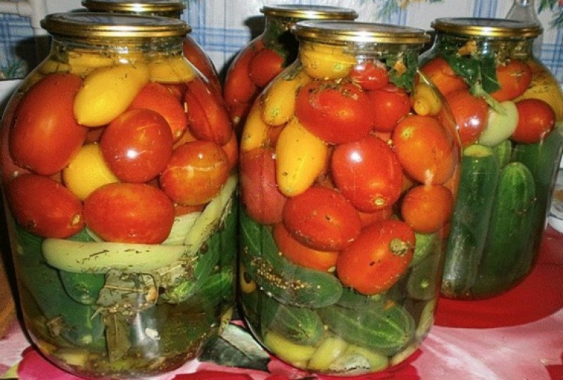 Ассорти из огурцов и помидоров на зиму