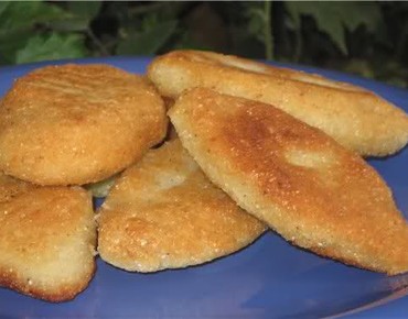 Абхазское национальное блюдо - чурек с сыром из кукурузной муки