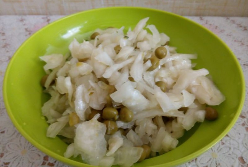 Капустный салат с луком и горошком
