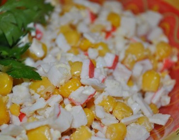 Классический салат с крабовыми палочками, кукурузой и огурцом