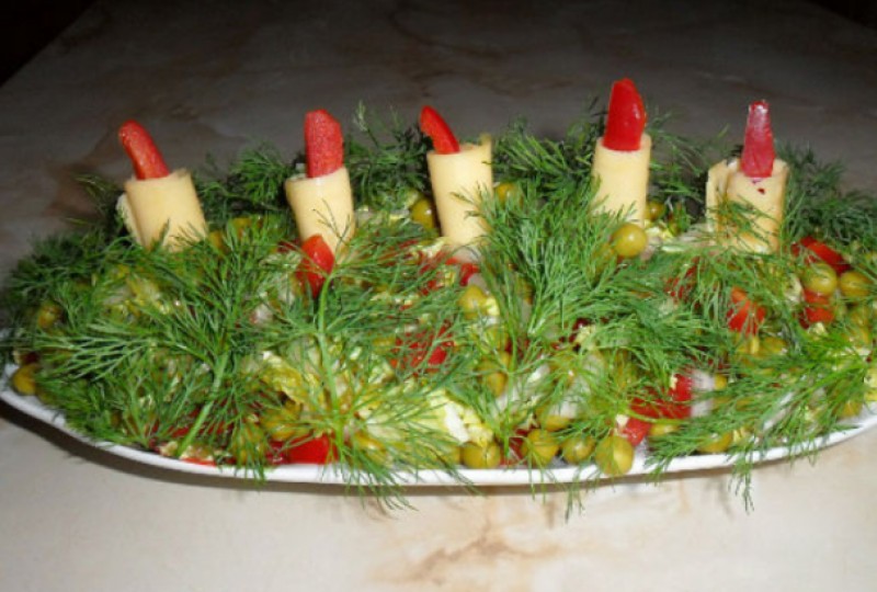 Праздничный салат Рождественская свеча с курицей