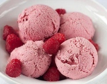 Сливочное малиновое мороженое