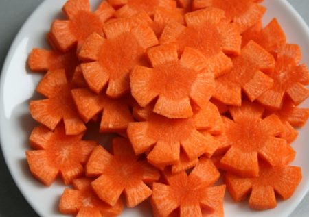 Морковь нарезаем на кружки