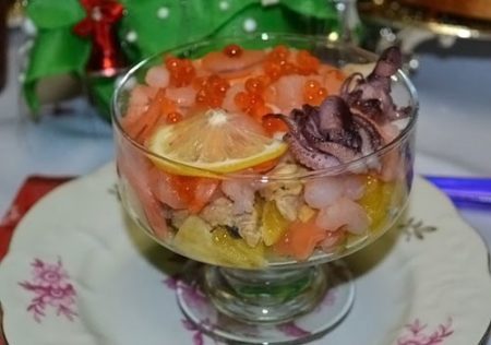 Салат коктейль из морепродуктов